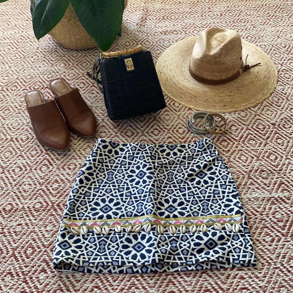 Geometric skirt with seashells